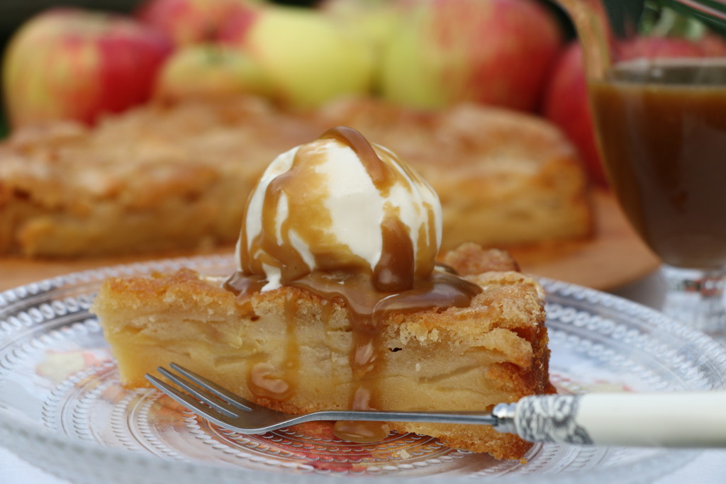 Custardy apple cake w toffee sauce CN