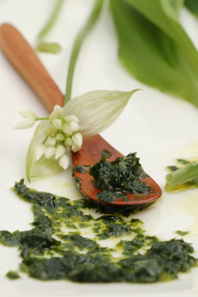 Crumbs on the Table wild garlic in oil with wild garlic flower CN