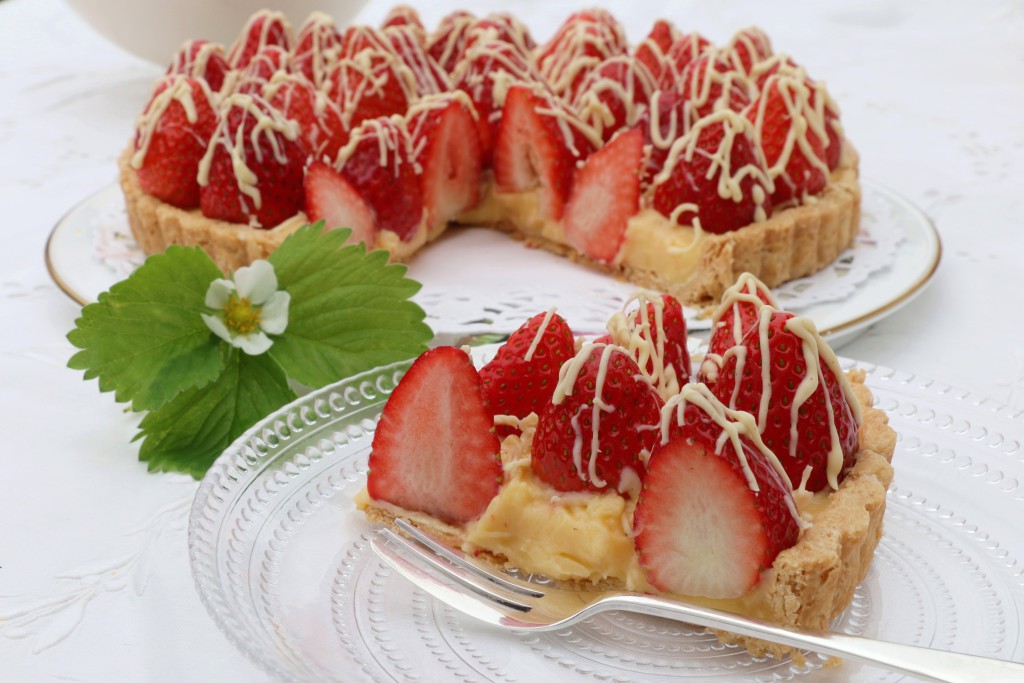 LDonohueCrumbsontheTableStrawberryTartSlicewWhiteChocolate